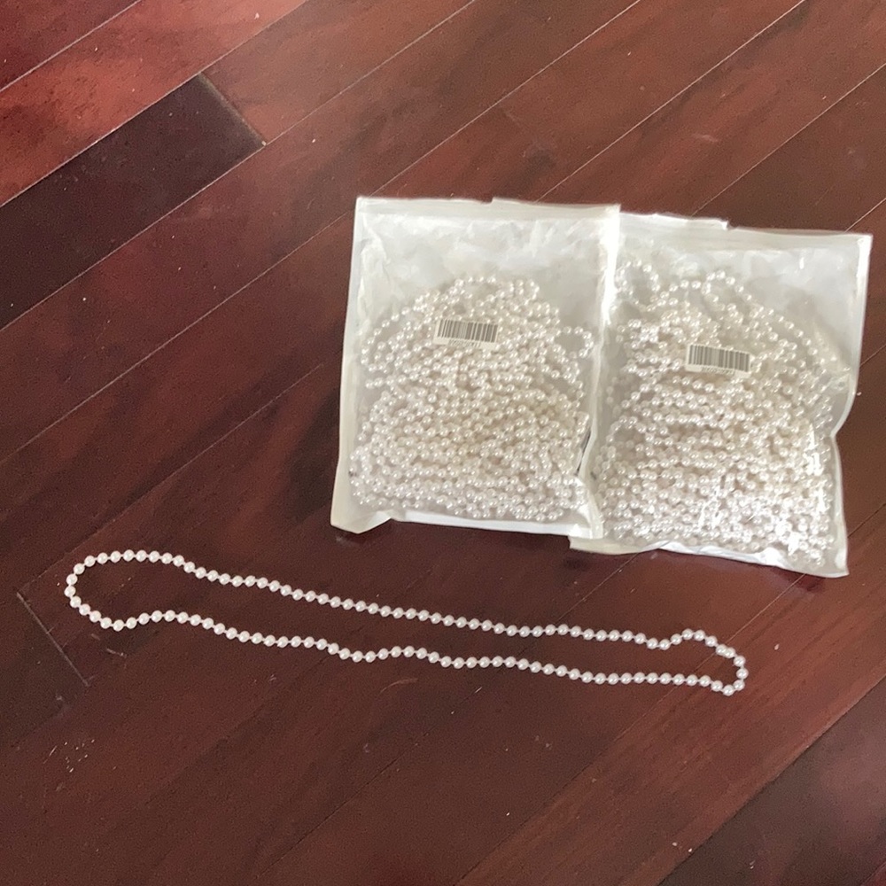 32 fake pearl necklaces